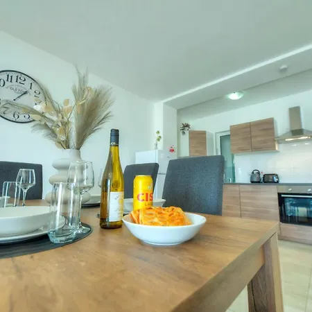 Seafront Bright & Spacious 2 Bedrooms Gogzr-1