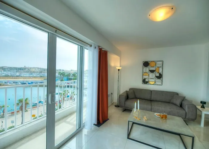 Seafront Bright & Spacious 2 Bedrooms Gogzr-1 * Gzira